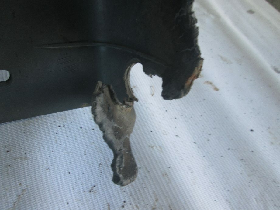 крыло заднее задняя часть левое б/у \ трещины,обломан край - 4